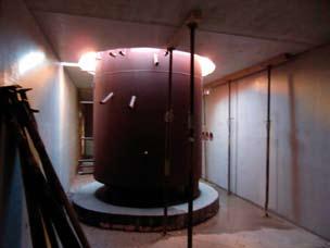 Innen sind die Kugelspeicher mit Wellrohr-Wärmetauschern ausgestattet. Die Kugelspeicher werden in der ersten Testphase mit Wasser gefüllt.