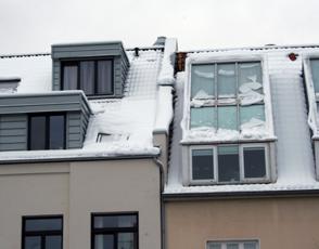 Denn bei vielen Gebäuden wird allein nach Kostenminimierung gebaut, die Konstruktion muss so billig wie nur möglich sein. Traditionell ist das Steildach in Europa die verbreitetste Dachform.