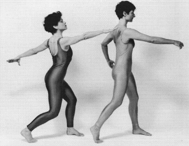 Nach diesem kurzen Éxposé nehmen Sie sich Zeit um das Foto genauer zu betrachten. Welche der beiden Frauen bewegt sich koordiniert? Die Antwort ist augenblicklich ersichtlich.