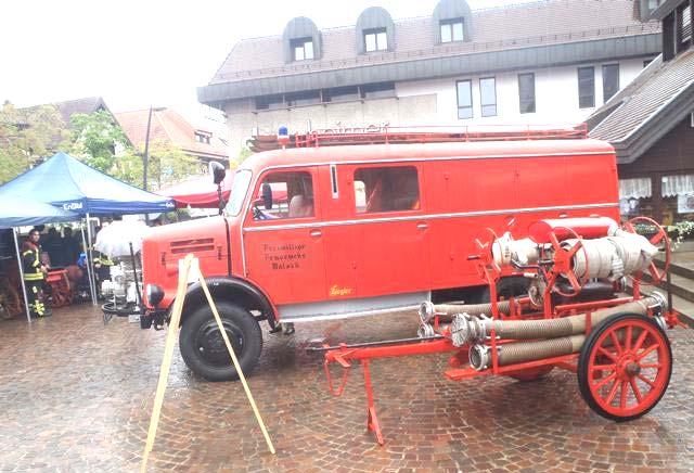 Darunter befanden sich restaurierte Leiterwagen, alte Handspritzen und drei historische Fahrzeuge des Deutschen Roten Kreuzes und des Technischen Hilfswerks.