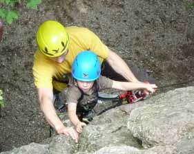 Grundtechniken des Kletterns werden gelernt. advanced: Festigung der Grundtechniken, Erlernen spezieller Klettertechniken.