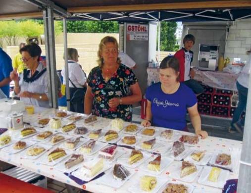 Seite 11 von 30 Teilnahme am Staats-Feiertag Liechtenstein Wie jedes Jahr hatte Special Olympics am Staats-Feiertag am 15. August einen Markt-Stand. Einen Markt-Stand mit Kaffee und Kuchen.
