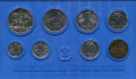 .. prfr Orig. 40,- Minisatz 1982 6790 Minisatz 1982 1 Pfennig bis 2 Mark und Medaille "700 Jahre Münze Berlin".. prfr Orig. 100,- Kurssatz 1984 6797 Kurssatz 1984 1 Pfennig bis 5 Mark Brandenburger Tor.
