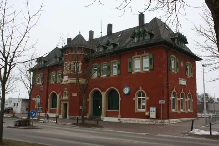 Langenau Bahnhof 7 Die Langenauer Bahnstation wurde 1874 südlich außerhalb der Stadt im Zuge des Streckenausbaus Heidenheim-Ulm von der Königlich Württembergischen Eisenbahngesellschaft errichtet.