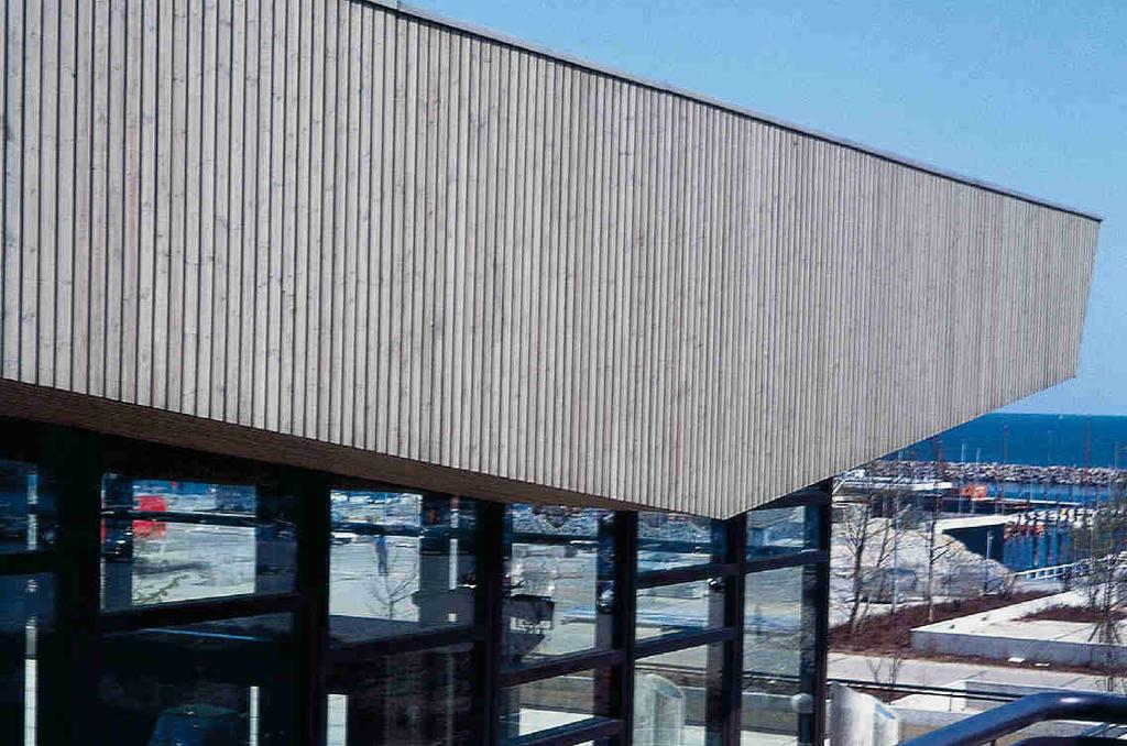 Mit der Holzschutz Öl-Lasur Patina wirkt die Fassade vom ersten Tag an schön gleichmäßig vergraut. PROTECTION Enthält biozide Wirkstoffe.