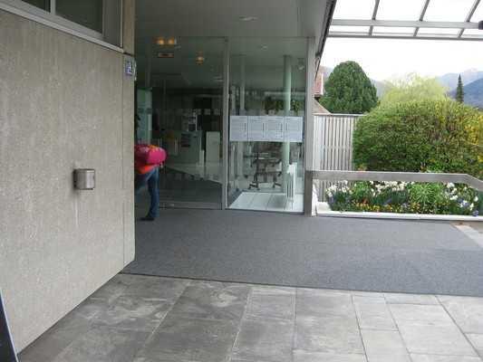 Entfernung des Stellplatzes für Menschen mit Behinderung zum Eingangsbereich: 30 m. Bushaltestelle Badepark Bad Wiessee / Jodbad Bushaltestelle vor dem Eingang zum Badepark.
