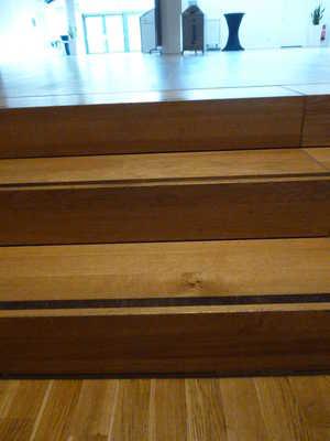 Treppe im Gastrobereich der im EG Vorhandene Schwellen/Stufen: 6 Höhe der Schwelle/Stufe: 16 cm Die Treppe hat gerade Läufe. Die Treppe hat einen einseitigen Handlauf.