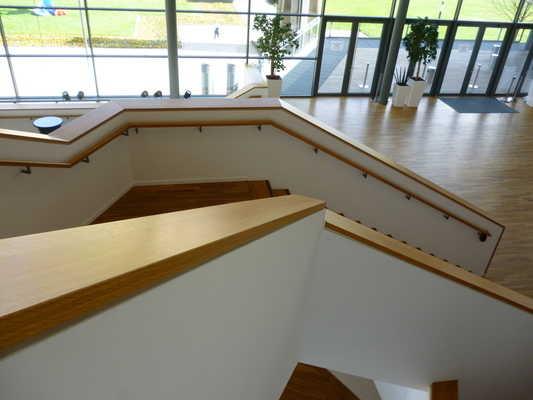 Es besteht kein visueller Kontrast zwischen dem Fußbodenbelag und Treppenauf- oder abgängen.