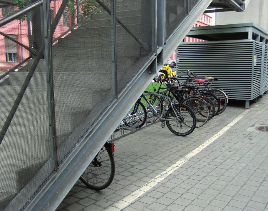 V ideálnom prípade by mali byť na prízemí a mali by byť ľahko dostupné. Parkovacie miesta situované pod schodmi, alebo také, na ktoré sa dá dostať len cez úzku chodbičku, sťažujú používanie bicykla.