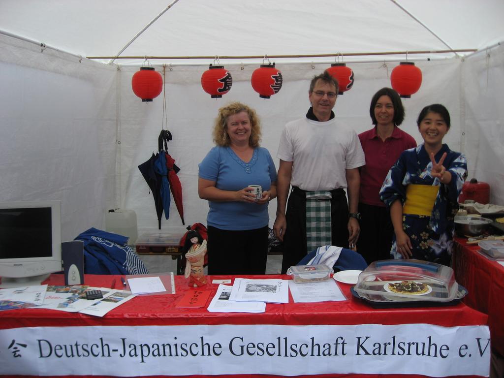Deutsch-Japanische Gesellschaft Karlsruhe e.v. RUNDBRIEF SOMMER 2007 Fest der Völkerverständigung 2007 Inhalt Kalender der DJG Karlsruhe / DJG カレンダー...3 Musik und Musiker der DJG / 音楽.