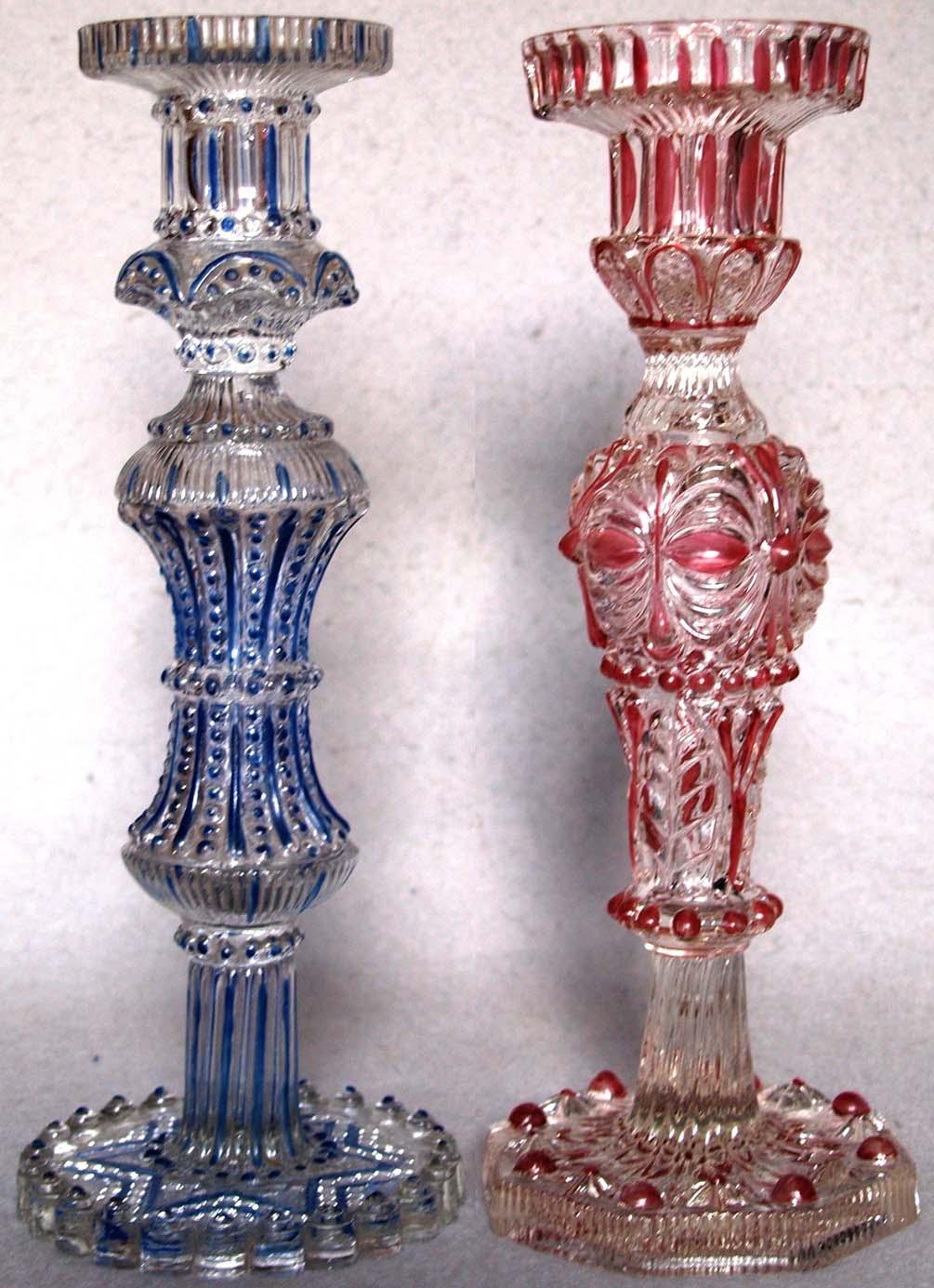 Abb. 2014-4/33-01 (Maßstab ca. 85 %) Kerzenleuchter, form-geblasenes, farbloses Glas, blau bzw.