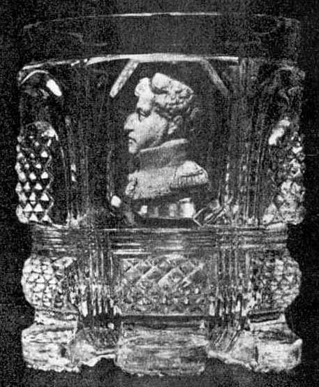 Dieser Becher wird in MB Launay Hautin & Cie., um 1840, Planche 12, Gobelet No. 1050 B., angeboten, Baccarat, 1830-1840. Abb. 2006-3/105 Copo em cristal lapidado.