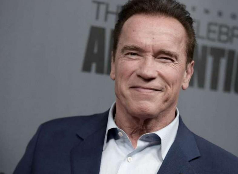 Das Interview Interview von Arnold Schwarzenegger, von Sacha Drouet Interview von Maïté Rodriguez, von Ryan Marchal und Alex Rodriguez Wie heiβen Sie? Ich heiβe Arnold SCHWARZENEGGER. -Wie heißen Sie?