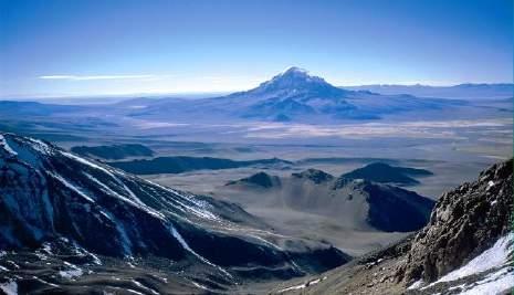 Cordillera Occidental Nach einer Querung des Altiplanos erreichen wir ungefähr 250 km südlich des Titicacasees die Berge der Cordillera Occidental.