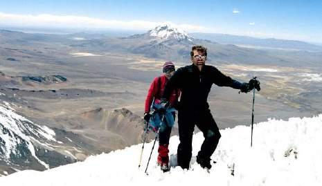 südamerikanische Platte entstand. Hier finden wir die traumhaften Zwillingsvulkane Parinakhota & Pomerape und den Nevado Sajama, den höchsten Berg Boliviens (6.548 m).