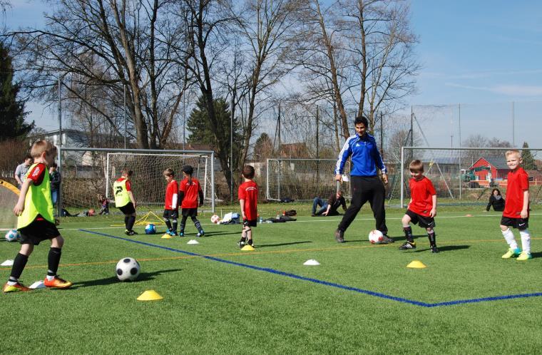 FC Bülach Fussballschule Das Fundament bildet die Fussballschule. Ihr Ziel ist es, den Kindern und Jugendlichen das ABC des Fussballs zu vermitteln.