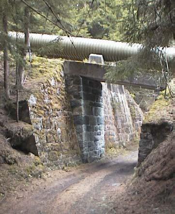 Die Druckleitung stammt aus den Dreissigerjahren und brachte das Wasser aus dem ersten Stausee Grande Dixence in die Zentrale Chandoline bei Sion, über eine Höhendifferenz von mehr als 1600 m.