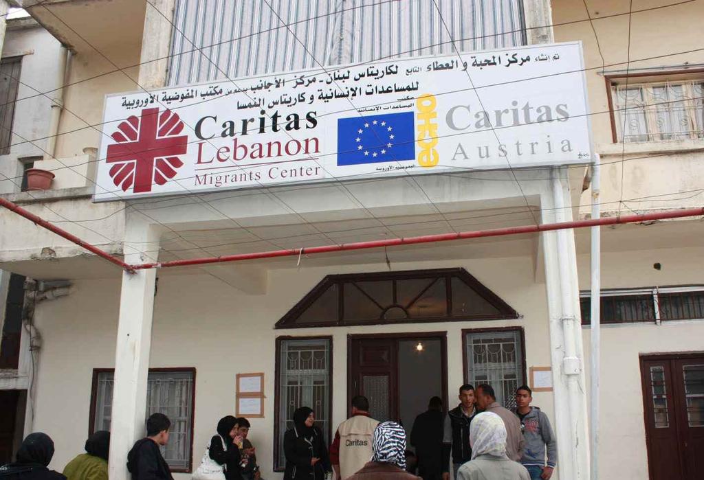 Großer Andrang syrischer Flüchtlinge vor dem Caritas-Zentrum