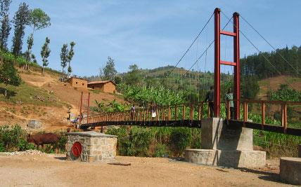 NYAGISENYI Fußgängerbrücke, Ruanda 2005 Die Umsetzung der Fußgängerbrücke