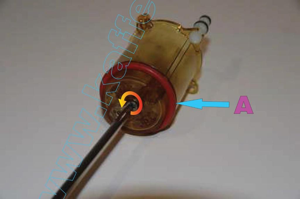 Danach die Brühkolbendichtung (A) ersetzen und mit