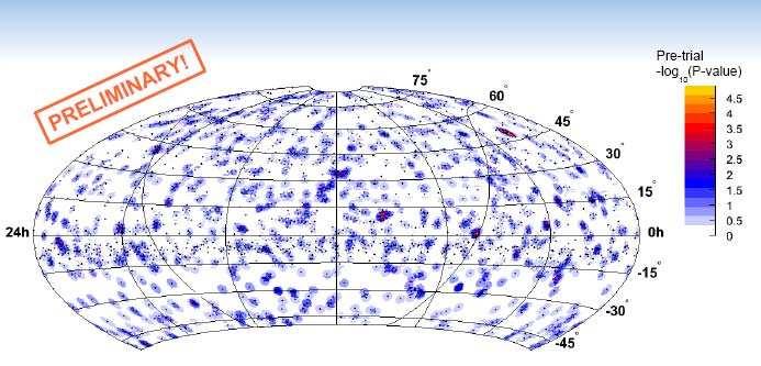 Astroteilchenphysik Abbildung 77: Daten des Jahres 2007, links: Neutrinohimmelskarte (2956 Ereignisse im TeV-PeV-Bereich) für den Nordhimmel; rechts: Himmelskarte für 1885 Ereignisse im PeV-