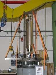 vertikalen Teststand bei DESY durchlaufen können. Die vier Resonatoren werden beim Hersteller in den Insert eingehängt, zum DESY transportiert und direkt vom Fahrzeug in das Heliumbad hinabgelassen.