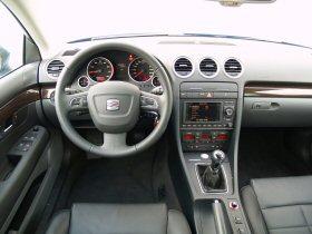 2,2 INNENRAUM 1,8 Bedienung Das Innenraumdesign und die meisten Bedienelemente wurden vom Audi A4 der letzten Baureihe übernommen.