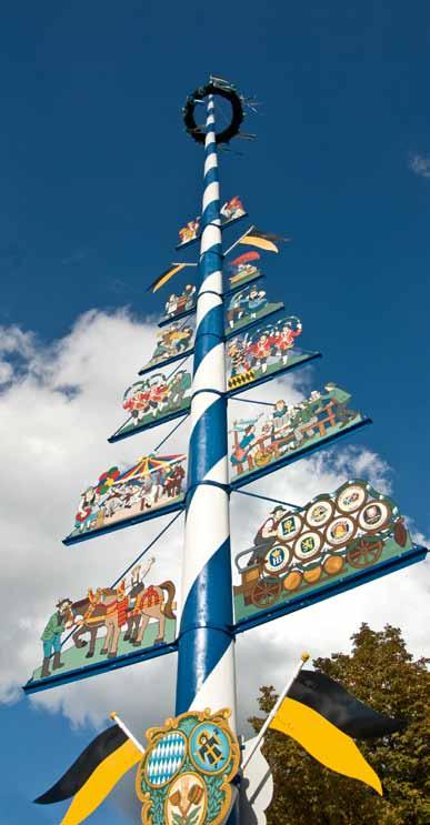 7 geschmückten Maibaum auf, um den Volkstänze aufgeführt wurden.