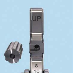Sicherstellen, dass die Lasermarkierungen «UP» an Schaft (3) und Implantathalter in dieselbe Richtung