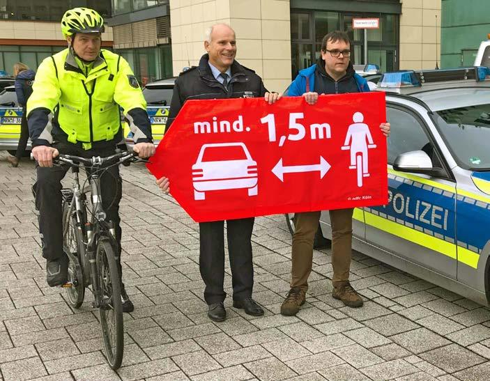 20 fahr RAD! 1/2018 Anderthalb Meter Abstand In einer gemeinsamen Informationskampagne mit der Kölner Polizei haben wir auf den Mindestabstand beim Überholen von Radfahrenden aufmerksam gemacht.