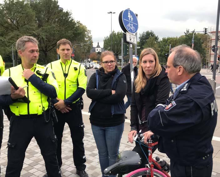 fahr RAD! 1/2018 24 Geisterradeln ist gefährlich Geisterradeln ist eine Hauptunfallursache für Radfahrende. Gemeinsam mit der Polizei haben wir Radfahrende informiert.