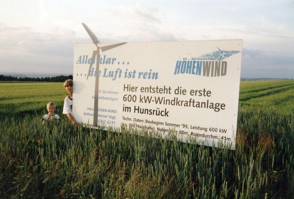 1995 gab es dann die erste neuzeitliche erneuerbare Stromerzeugung auf dem Hunsrück Bau der ersten neuzeitlichen Windkraftanlage im Hunsrück 1995 3 Windräder Vestas mit je 600 KW Nennleistung