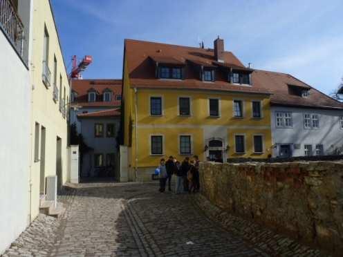 Stellt euch vor sein Haus und stellt ein Märchen eurer Wahl dar. Macht ein Foto davon. Nun folgt ihr der Gerberstraße, überquert die nächste Kreuzung und lauft am Untergraben weiter.