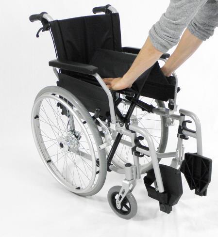Das Zusammenfalten Verlassen Sie den Rollstuhl. Klappen Sie die Fußplatten nach oben, schwenken Sie beide Fußstützen seitlich nach außen weg bzw.