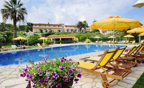 Das Hotel liegt direkt am Meer, in einer eigenen Bucht. Der an den Garten grenzende Sandstrand weist an der Wasserlinie einen zwei bis vier Meter breiten Kieselstreifen auf.