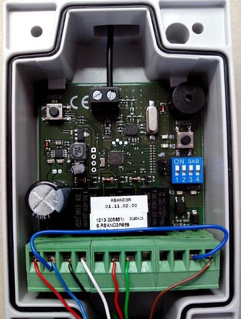 Die beiden am Tor mitfahrenden Sicherheitskontaktleisten sind an dem zugehörigen Sender des JCM Funkübertragungssystems RB3T868 wie auf dem