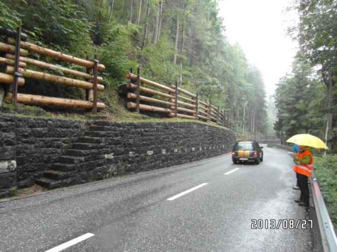 Da die Kerenzerbergstraße über weite Strecken an steilen Felswänden entlang führt, ist sie immer wieder durch Steinschläge gefährdet.