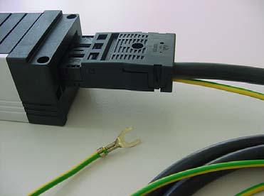 Es darf keine weitere Steckdosenleiste im Schreibtisch verlegt werden, damit sichergestellt wird (wenn der Stecker der Netzanschlussleitung gezogen wird), dass keine weitere unter Spannung stehende