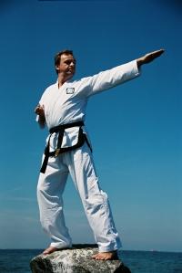 Taekwon-Do Dr. med. Peter Lumbeck Was ist eigentlich Taekwon-Do? Taekwon-Do ist eine koreanische Kampfkunst.