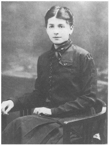 3.3 Julie Wohryzek 3.3.1 Biographie Julie wurde am 28. Februar 1891 in Prag als eine von drei Töchtern der Eheleute Eduard und Mina Wohryzek, geborene Reach geboren.
