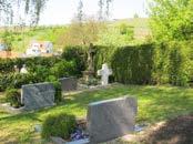 Das Friedhofskreuz befindet sich heute im jüngeren Erweiterungsteil des Friedhofes und dürfte daher an diese Stelle versetzt worden sein.