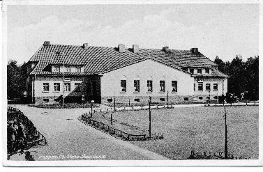 Es entstanden die heute von der JVA Hövelhof genutzten Gebäude der Jugendstrafanstalt wie auch das westlich gelegene Lazarettgebäude (heute Pflegeabteilung) sowie das Offiziersheim ( heute die