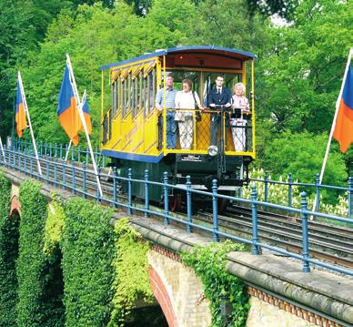 Stadtfarben Blau und Gelb Wiesbadens Hausberg hinauf und hinunter. Wie ein Ausflug in die Vergangenheit mutet die Fahrt über das Viadukt zur Bergstation an.