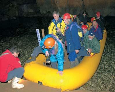 300 Aus dem Vereinsgeschehen Abb. 34: Ausflug Križna- Jama, 3. 5. 2008. Foto: Andreas Langer bzw. der Bumslucke und eine Befahrung der Roten Grotte wurden durchgeführt.