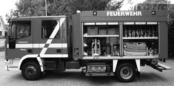 10 Neues Fahrzeug für Windbergen Windbergen hat ein neues Feuerwehrfahrzeug, ein TSF-W. Wehrführer Klaus-Peter Groth nahm den Schlüssel aus den Händen von Bürgermeister Rudolf Thode entgegen.
