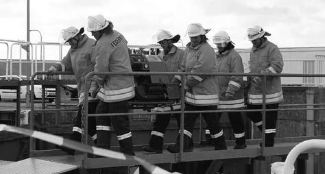 Kreisübergreifende Übung am Eidersperrwerk 15 Die Feuerwehr Schülp muss ihre Pumpe zum Einsatzort tragen.