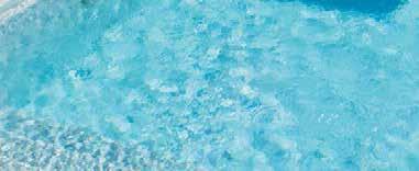 Weiß Auf einer weißen Oberfläche lässt das Wasser seine zartblaue Eigenfarbe in der Sonne
