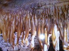 Das Alter der Höhle wird auf ein bis zwei Mio. Jahre geschätzt.