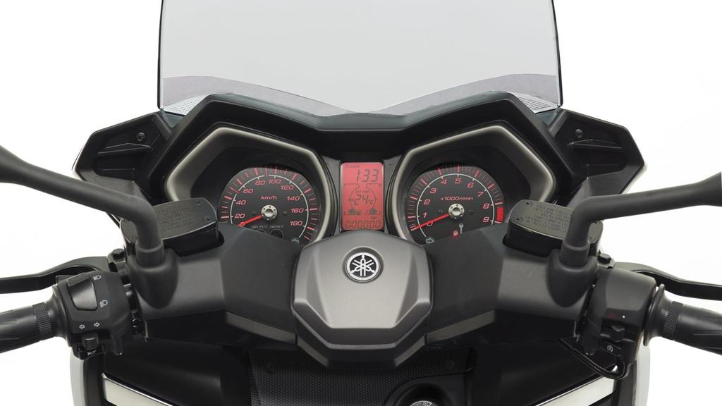 Doppelscheibenbremse vorn und gegossene Aluminium-Räder Das leichtfüssige Handling und die Charakteristik der Federung wird beim X- MAX 400 von leichten Aluminium-Rädern unterstützt.