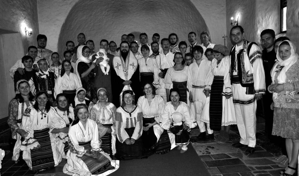 Contribuții Preasințitul Macarie împreună cu tinerii ortodocși din Scandinavia.
